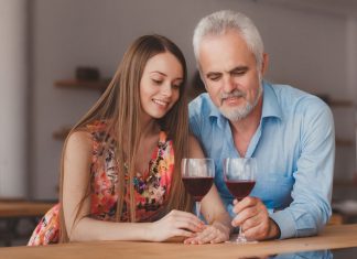 Iata de ce barbatilor in varsta le plac femeile mai tinere