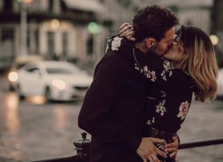 Cum ii sugerezi partenerului intentiile tale de a te bucura de o noapte de pasiune?