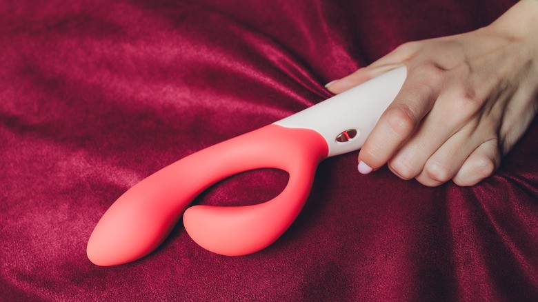 Mana tinand un vibrator de piersici