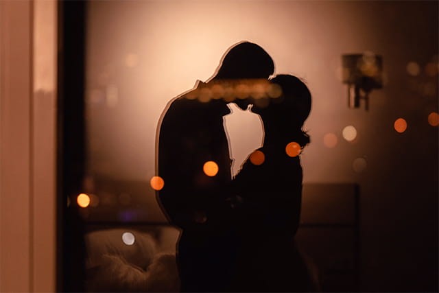 cuplu pasionat creand starea de spirit