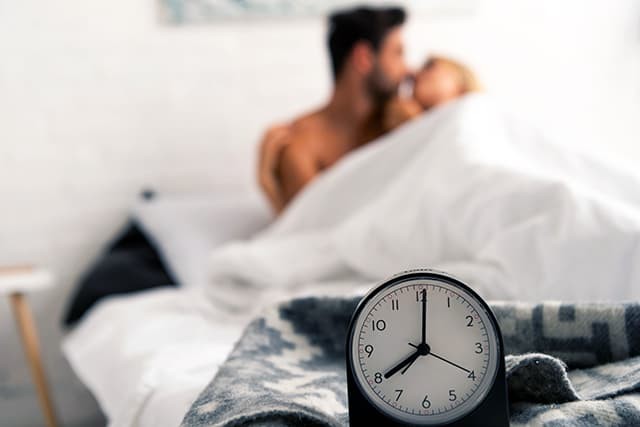 cuplu pasionat care programeaza sex