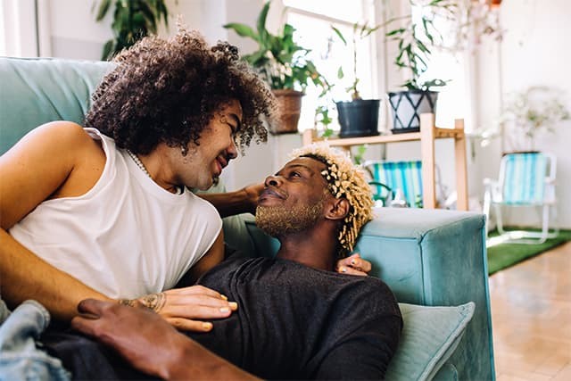 cuplu pasionat care face contact vizual