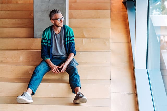 omul se intreaba daca este normal sa te pierzi intr-o relatie