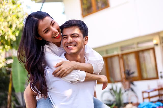 Cuplu care se regaseste intr-o relatie