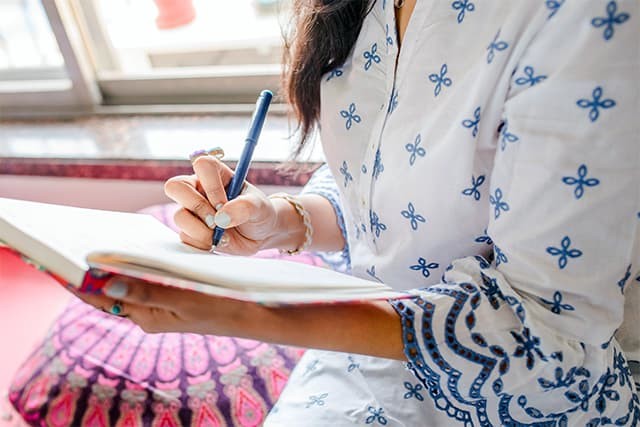 Femeie pierduta intr-o relatie visand la viitor