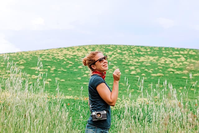 Femeie merge la o intalnire cu ea insasi